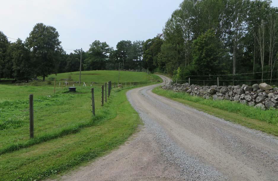 I byns sydvästra utkant ligger den plats där tidigare rotets båtsman bodde, Degertorpet. Torpets husgrund och en källare finns kvar liksom små åkrarna med odlingsrösen och stenmurar.