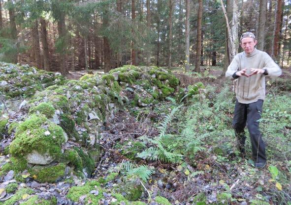 Läs mer på sidan 3. Mangårdsbyggnad med vacker Torsåspanel.