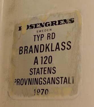 Pappershandlingar i pärmar eller böcker, kartor, ritningar, fotografier med mera, är myckat känsliga för vatten. Fukt leder till mögel.