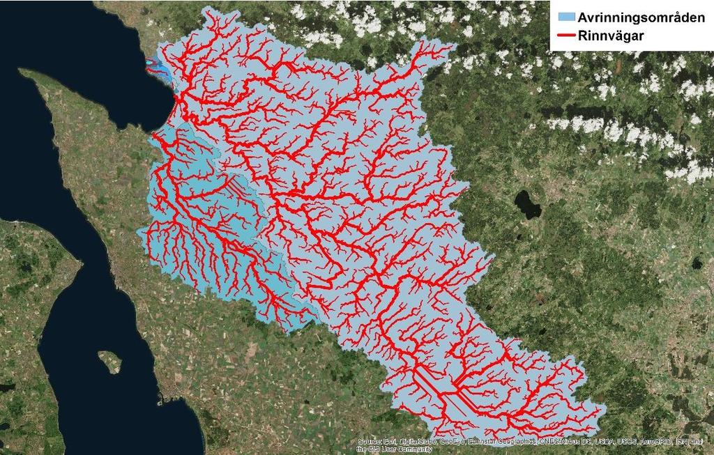 Figur 4.2 Visualisering av avrinningsområden i blått och rinnvägar i rött. Bakgrundskarta: ESRI.