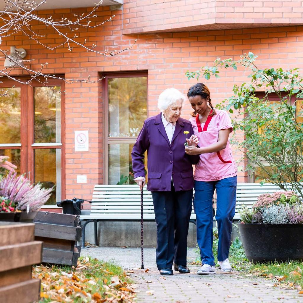Äldreomsorg Äldreomsorgen riktar sig till personer över 65 år. I verksamhetsområdet ingår hemtjänst, servicehus, vård- och omsorgsboende, dagverksamhet, anhörigstöd och träfflokal.