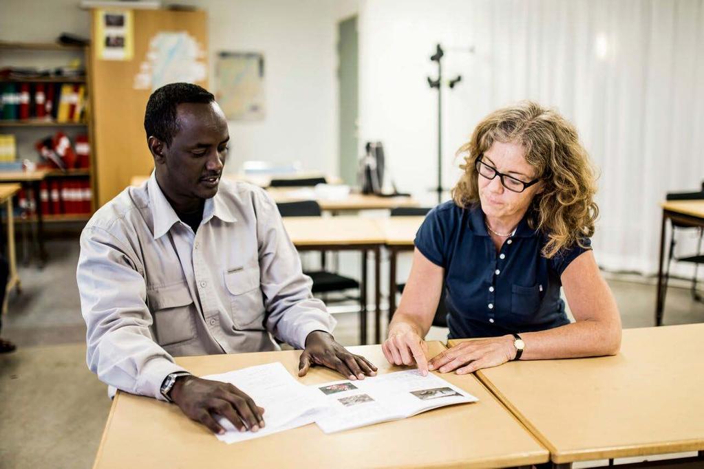 UTBILDNING I SVENSKA FÖR INVANDRARE - SFI U tbildning i svenska för invandrare skiljer sig från några av de andra verksamheterna inom Kunskapsförbundet i och med den kontinuerliga antagningen och