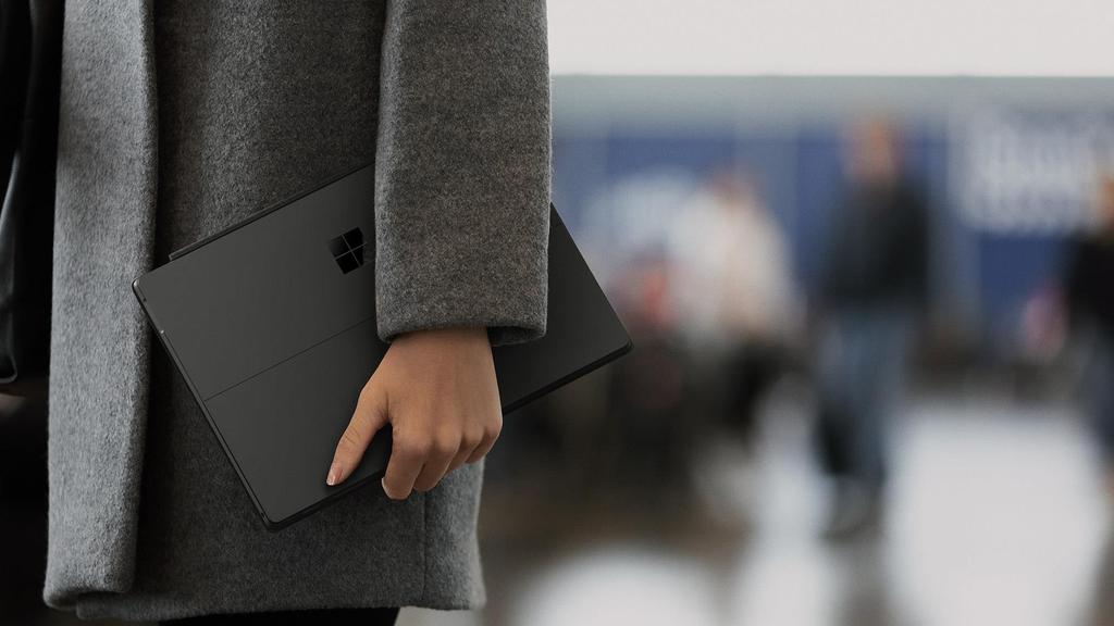 Surface Pro 6 For Business Nu är den här, Surface Pro 6 med 8:e Gen Intel processor, som ger mer kraft och bättre prestanda när du verkligen behöver det. En batteritid som räcker hela dagen.