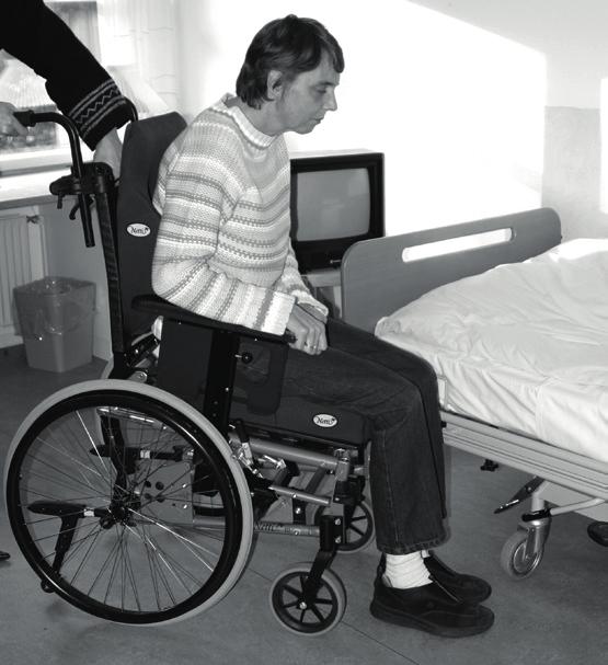 8.6 KÖRTEKNIK - Nerför trappor - Använd aldrig rulltrappor, inte ens med hjälp av vårdare. Framåt, med assistans Kontrollera att tippskydd är vända uppåt.