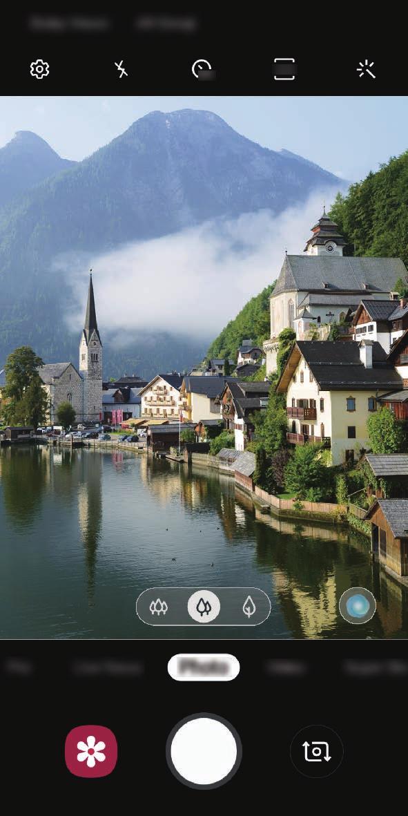Appar och funktioner 2 Tryck lätt på för att ta en bild. Bixby Vision Kamerainställningar AR-EMOJI Alternativ för aktuellt fotograferingsläge Välj ett objektiv.