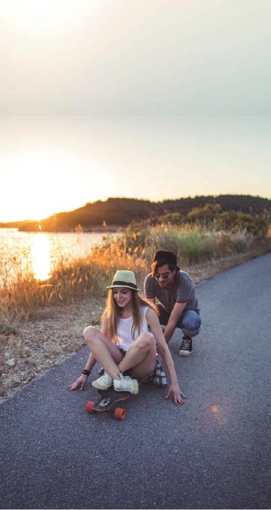 Appar och funktioner Välj ett objektiv för fotografering Du kan ta foton och spela in videor med hjälp av olika bildvinklar med ultravidvinkelobjektivet, vidvinkelobjektivet och