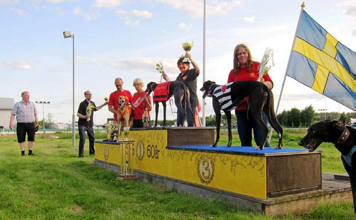 Svenskt Greyhound Derby. Prispallen, med prisutdelare Mats Wicander och Frank Reijbrandt. o Peter Norevik, SHS, 5a Risto, 32.62, Lena o Gustav Nyström, SHS, 6a Sunstreak, 33.55, Kari Lius, SHS.