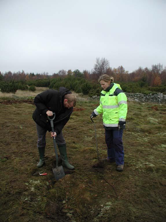 Undersökningens genomförande Inför 2004 års fältarbetsfas genomfördes en inspektion av kulturmiljön i anslutning till hällkistegravfältet på Inlängan 2004-07-12.