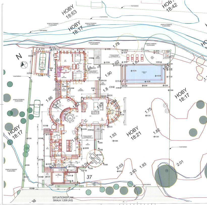 Planritning över befintligt bostadshus. Inom röda cirklar markeras den ändring som tillkommit på plankartan (f 1 - Gästhus och förrådsbyggnad får byggas samman med huvudbyggnad i förbindelsegångar).
