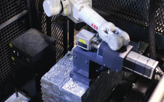 Detta innebar att tackornas ytfuktighet och temperaturväxlingar ibland ställde till med problem. Cajos lösning var en helautomatisk robotcell som integrerades med kundens produktionslinje.