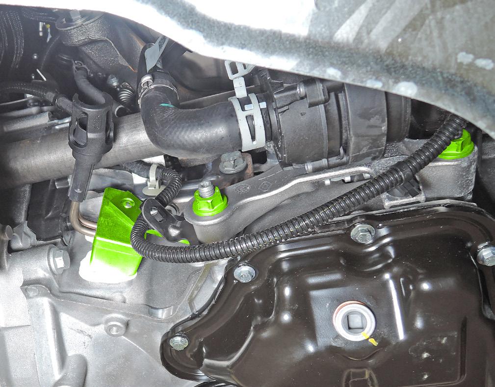 Carefully clean the engine where the heater shall be fitted, (see figure). Spread the heatconducting compound evenly over the part of the heater wich is in contact with the engine.
