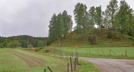 Mötet mellan landskapets olika förutsättningar skapar en väst-östlig gränslinje inom kommunen, med Falbygdens bördiga högslätt i väster och Hökensås skogbevuxna högland i öster.