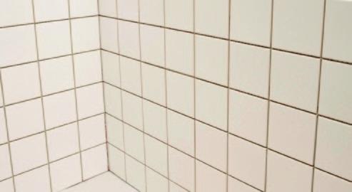Fästmassan påföres underlaget med en tandspackel varefter plattorna trycks/vrids på