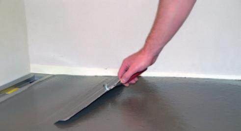 PlaneMix 60. Golvlutning vid väggnära golvbrunnar Golvlutning i intervallet 1:50 1:100 med snabbhärdande cementbruk slipsats.