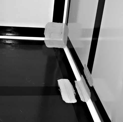 1 ANSLUTNING PLASTMATTA OCH VÄGGDUK Plastmattan monteras först och viks upp 10 centimeter på väggen. Väggduken monteras ner till kant i kant med uppviket.