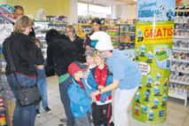 Die Kinder, die am Schlumpfmalwettbewerb teilgenommen haben, können ihr Geschenk im