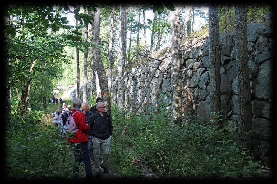 När vi gick på vägen från 1600-talet förundrades vi över det arbete som hade gjorts med muren för att minska lutningen på 1800-talsvägen.