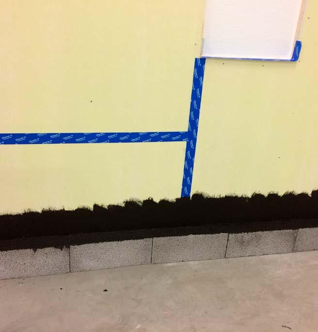 Tätning vid sockel och balkong Anslutning mellan vägg och sockel ska tätas med Superflex 10.