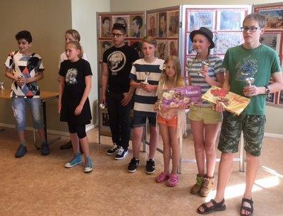 2017-06-02 Uteschack på Döderhultarns Plats Under sommaren kommer föreningen i samarbete med SKB att genonomföra flera tillfällen där förbipasserande får chansen att prova schack i stort format.