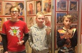 2017-03-06 Schackbarometern 2016/17 slutspelad Foto från vänster: Olle Tingström, Elin Eklöv och Vincent Ekström. Ca 50 ungdomar i olika klasser har deltagit i tävlingen denna säsong.