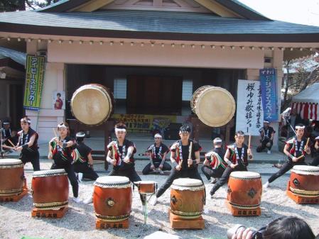 Japansk Taiko (Asien) Taiko är japanska för stor trumma och en del av de trummorna förtjänar verkligen det namnet.
