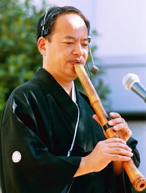 Ett annat traditionellt japansk musikinstrument kallas för Shamisen är en sorts gitarrinstrument som spelas med ett jättestort plektrum det