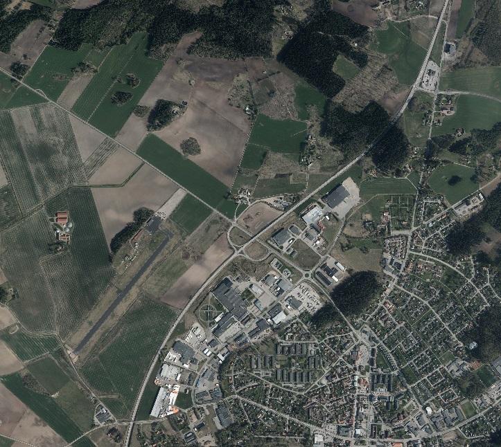 Vägen sträcker sig i huvudsak genom jordbruksmark och verksamhetsområden. Terrängen i norr och söder är svagt kuperad, en höjdrygg korsas norr om Säveån och i övrigt är terrängen flack.