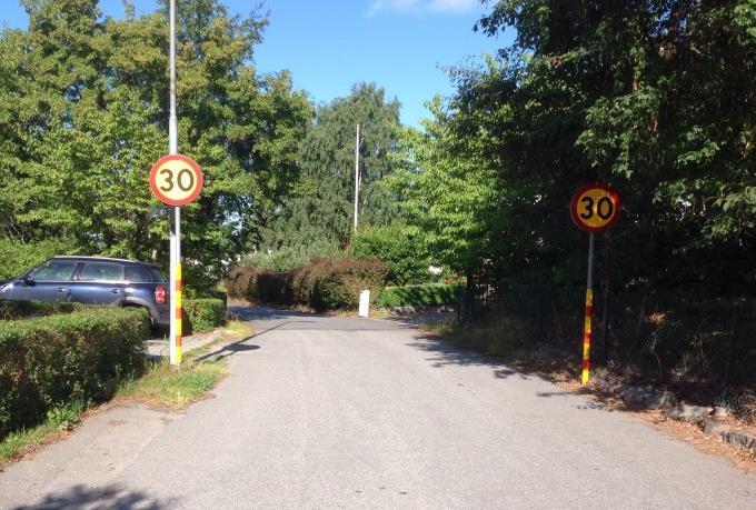 Sollentunavägen som löper öster om Helenelund har även gång- och cykelbana med separerade fält längst med hela sträckan.
