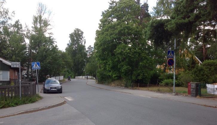 Det innebär att trafiken oftast kan passera övergångsstället utan att tvingas sänka farten. Signalreglerat övergångsställe på Sollentunavägen Övergångställe med gammal målning på Eriksbergsvägen 6.2.