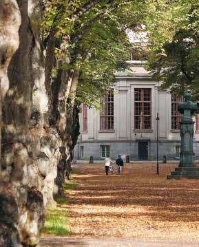 Carolinaparken plats för picknick och oömma lekar I Carolinaparken, mer känd som Engelska parken, kan du gärna ta med dig picknickkorgen och den tjocka romanen att läsa på filten.