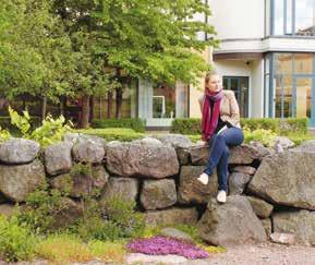 Klosterparken vindskyddad örtagård med anor från svunnen tid Mitt i centrum, på Klostergatan mellan gågatan och Fyrisån, finns en liten oansenlig park med spännande medeltidshistoria.