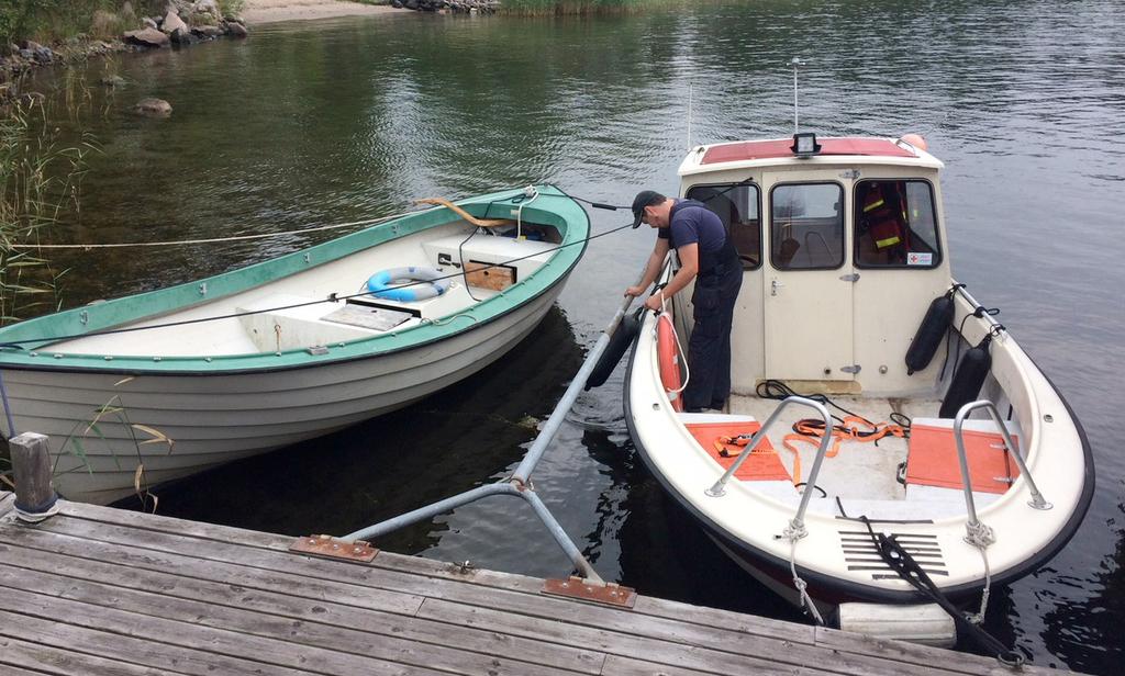 Pär lägger loss från Kallviks brygga för att åka till FInnhamn där han arbetar.