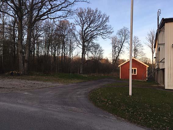 Bild 2. Vy från Gamlebyvägen vid plangränsens västra sida mot öster. Här ser man den lilla stugan. Bild 3.