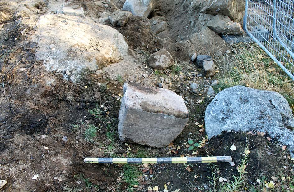 Figur 12. En av grundstenarna utgjordes av en huggen sandsten som sannolikt ingått i en av stadens äldre kyrkobyggnader.