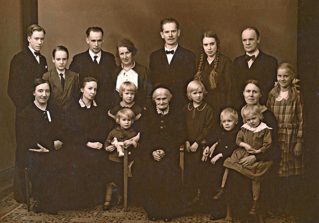 Släktbilden Bilden är tagen vid en släktträff 1933. Redaktören Ann-Sofi och ordförande Niklas har försökt att identifiera deltagarna.