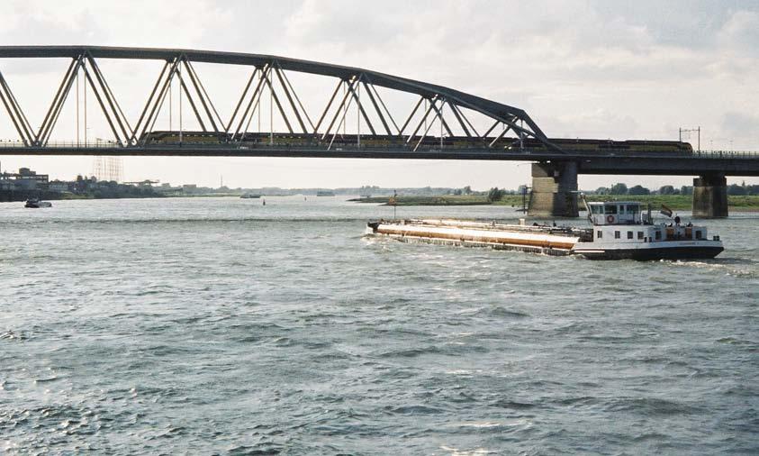 Via Rhen till Arlanda Torsdag 16 juli. Ut på Rhen, som vi fått en del varningar för. Rhenfärden för dagen blir inte så lång, då vi går in till Yachtclub Wesel utan några problem.