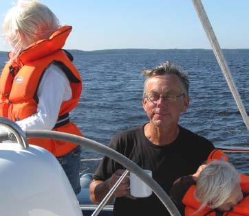Vid rodret Efter sju långa vintrar bestämde vi att den gamla, tunna presenningen hade fullgjort sin tjänst. Kanske inte alltid troget, kanske inte alltid väl, men dock tillräckligt.
