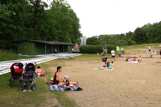 AM SKISS 1. Vid Hökarängsbadet behövs en tydlig entré till strandpromenaden. Entrén bör utformas så att den promenerande slipper snedda över själva badstranden där det blir trångt under vackra dagar.