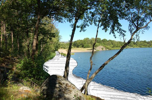 Ett förslag är att låta promenaden starta via ett hårdgjort område, eller ett trädäck, vid cafét. Det är då viktigt att det även är möjligt att ta sig från parkeringen till cafét på hårdgjorda ytor.
