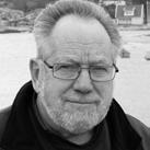 Vi ser därför en möjlighet att E-bryggan med sina sidoskepp kan bytas ut mot två långa pontoner, och på så sätt optimera vattenområdet.