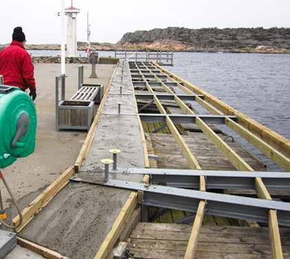 Piren Hamnsidan av pirens yttre del har fått ett nytt trädäck, och en förbättrad konstruktion av bär armarna har monterats. Nya stolpar för belysning, eluttag och vatten har installerats.