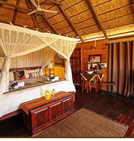 Här möts vi av öppna safaribilar och rangers från Nehimba Lodge, som tar oss vidare på safari till vår lodge (cirka 2 timmar).