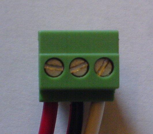 Skruva fast MTKB300 i fordonet genom hålen i lådans hörnor, använd lämplig skruv för ändamålet.