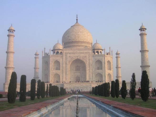 Djupt nere i Taj Mahals krypta vilar nu kejsaren Shah Jahan för evigt vid sidan av sin älskade hustru och parets 14 barn.