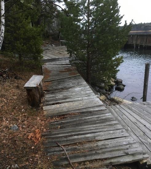 2 (7) byggnadsbeskrivning för renoveringen av husen. Uppdraget omfattade också en beskrivning för arbetet med att renovera trappor och stigar utomhus.