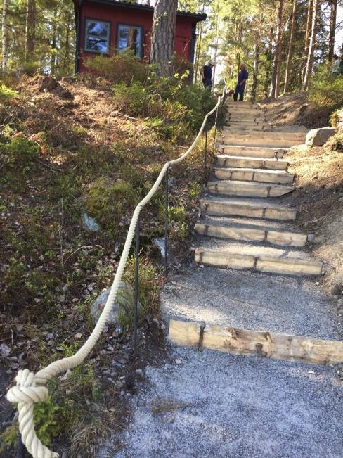 Altanen ger möjlighet för besökarna att äta ute och man kan också ha mindre samlingar här.