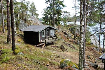 6 (7) I sälbassängen finns också en gammal trappa utförd av liggande stenar och bilade stockar.