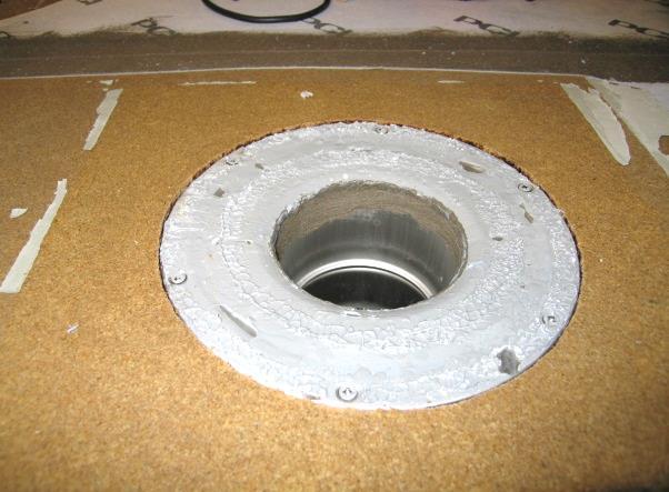 Blücherbrunnen, brunnsmanschetten har släppt från folien. Blöta partier på golvet. 6.5 
