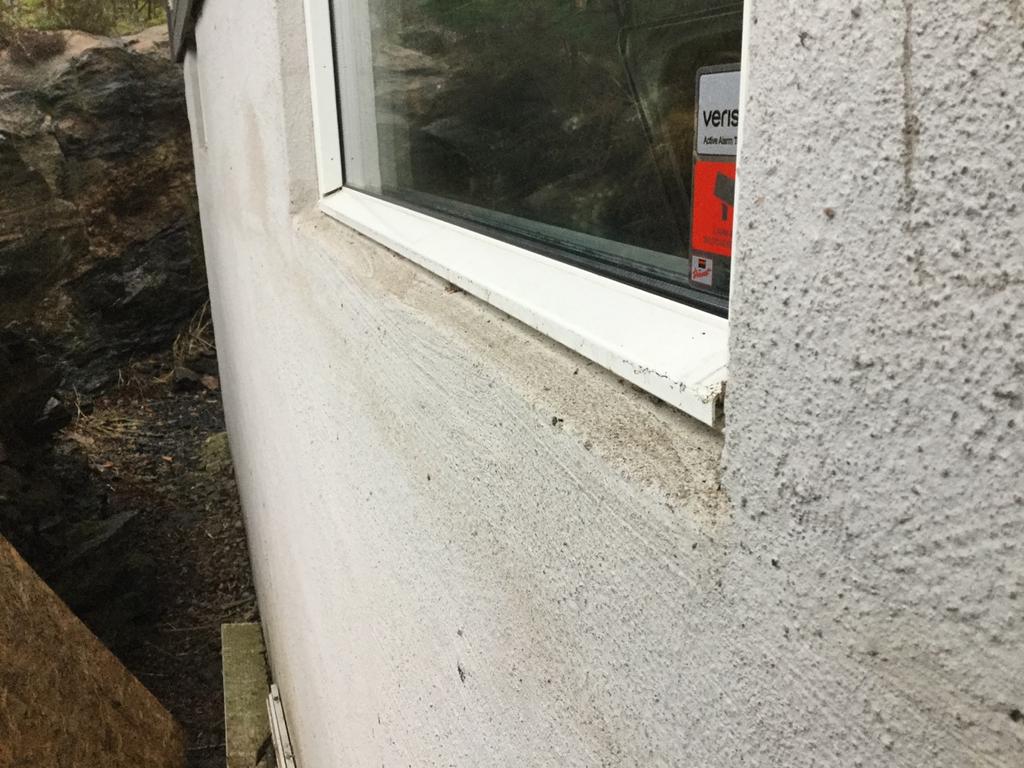 Tvättstuga Utvändigt Fasad Brister i anslutning av plåtbleck (stenhus) Brister i anslutning av plåtbleck på fönster leder till att vatten tränger in och orsakar skador på grund av förhöjd fuktstatus.