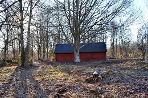 Garage Byggnad byggt med reglad träkonstruktion. Väggarnas ytskikt består av stående träpanel och taket har tegelpannor. Gjutet golv i hela byggnaden.